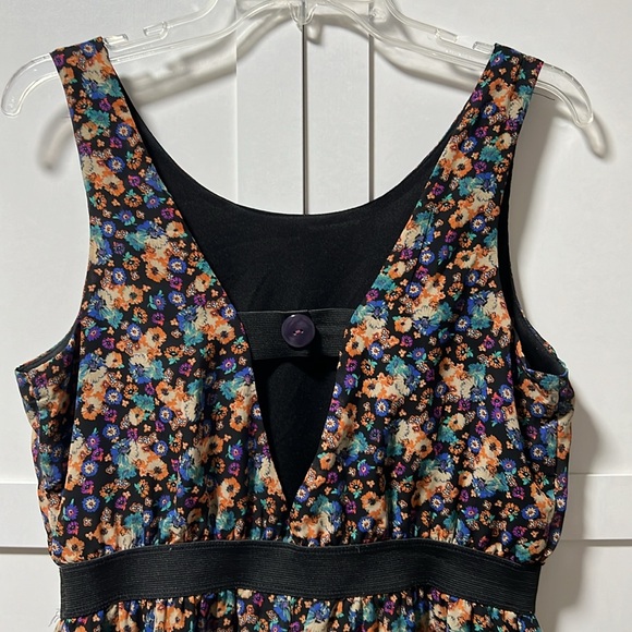 Floral Stretchy Cinched Waist Dress w/ Button and Cut-Out Back - Picture 3 of 3